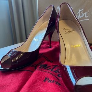 Christian Louboutin Yoyo 85mm peep toe patent leather pumps in Burgundy